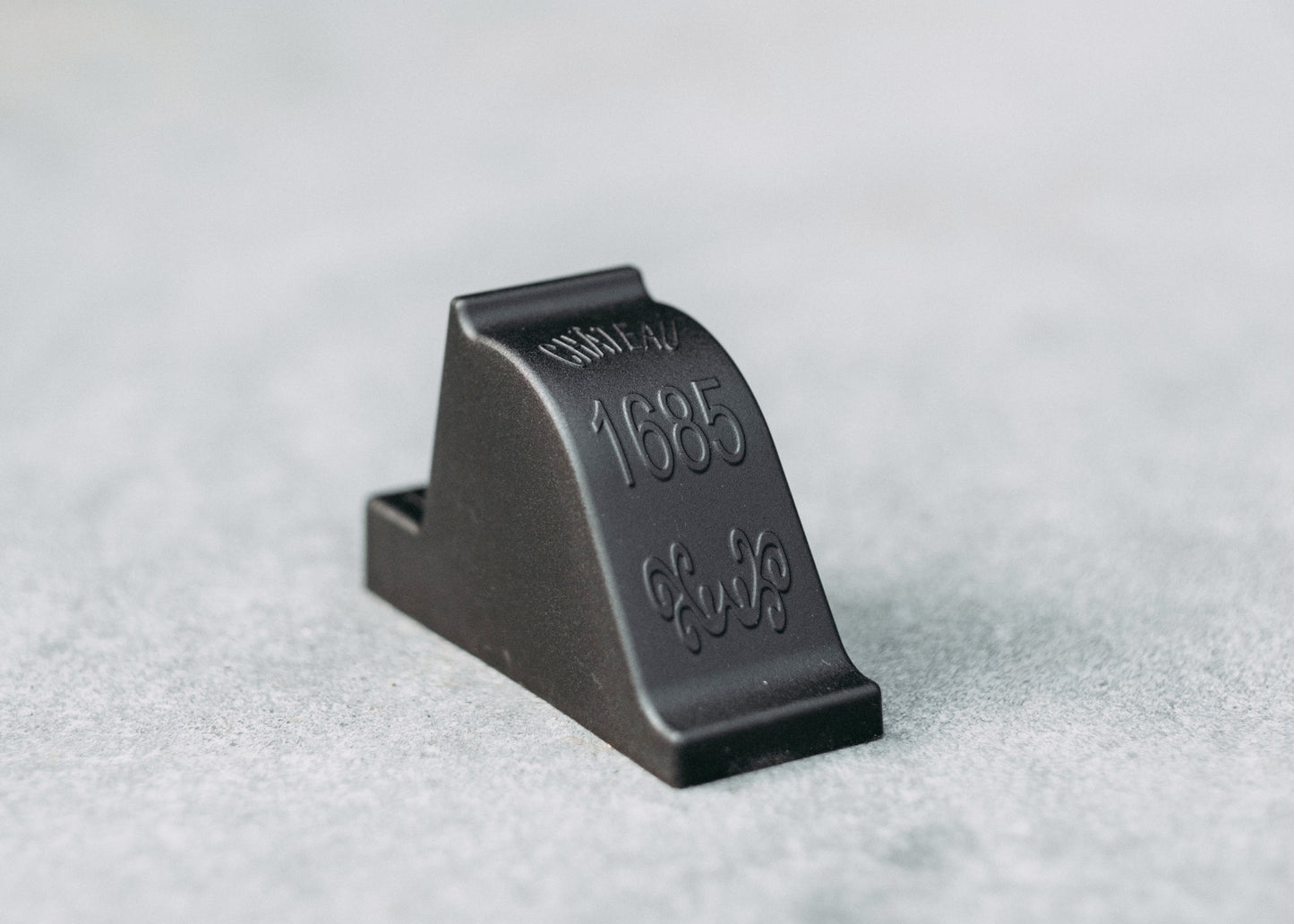 Close-up of OAKENZ black planter feet