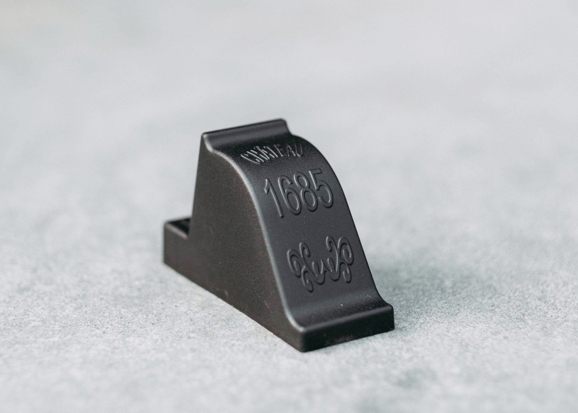 Close-up of OAKENZ black planter feet