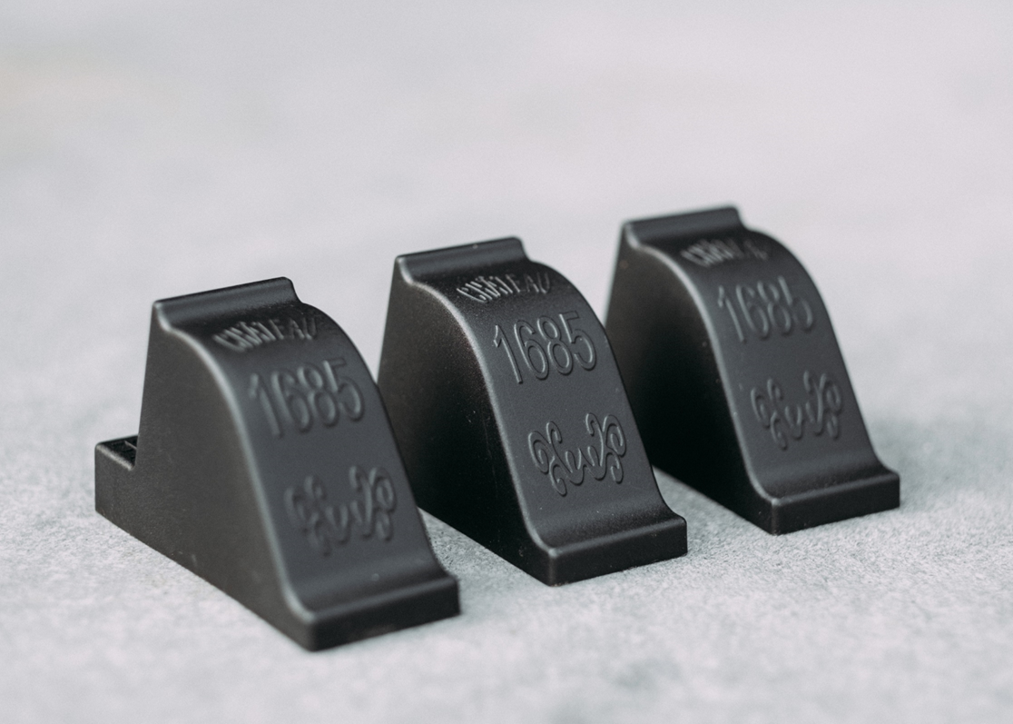 Close-up of OAKENZ black planter feet