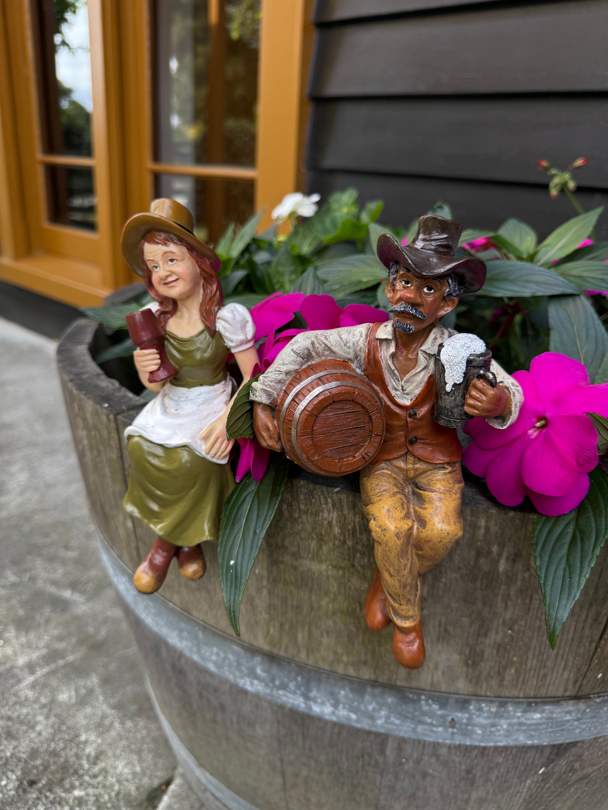 Decorative garden art male and female  figurine made from durable resin